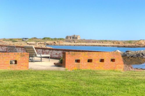 232 Ocean Ave, Middletown RI 02840-6507 exterior