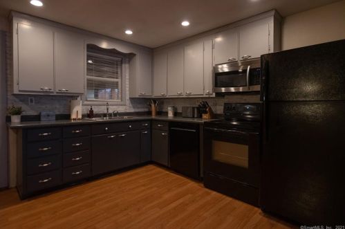 25 Magnolia Dr, Enfield CT 06082-2016 exterior