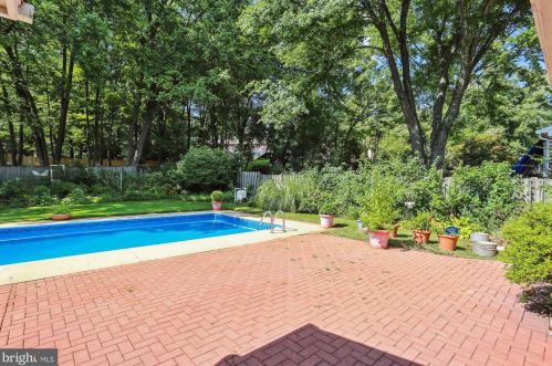 7641 Miller Fall Rd, Rockville MD 20855-1165 exterior