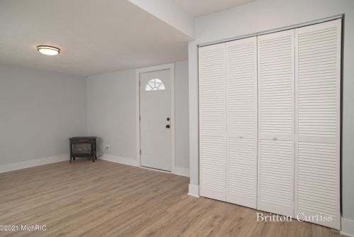 143 Irving Rd, Middlevle MI 49333-8377 exterior