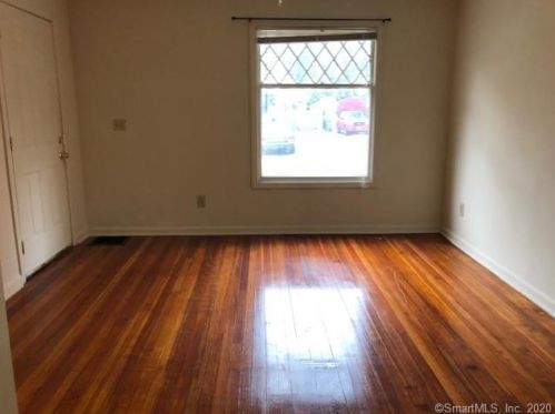 26 Maple St, Manchester CT  06040-5527 exterior