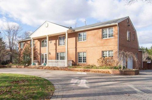 16 Hemingway Dr, Huntington Station, NY 11746-5915