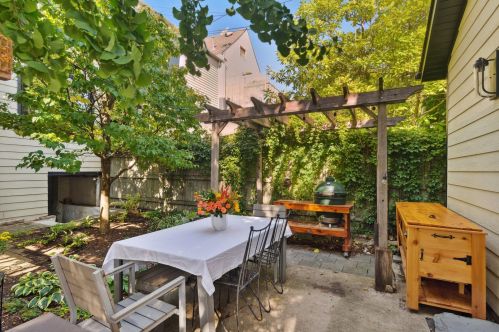 2037 Sawyer Ave, Chicago IL 60647-2703 exterior