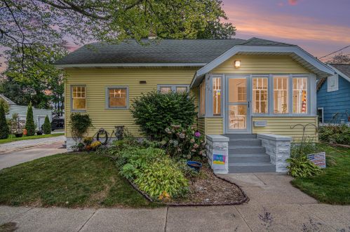 2185 Moon St, Meskegon, MI 49441-1551