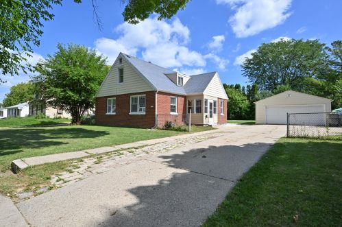 5280 58th St, Milwaukee, WI 53220-4930