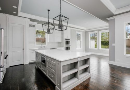 323 Parkside Ave, Itasca, IL 60143-2230