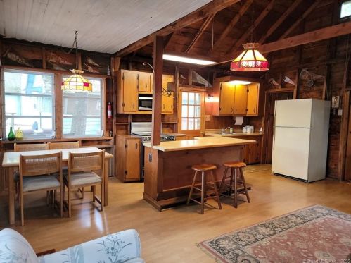 8 Arnold Ln, Killingly CT 06241-1515 exterior