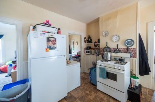 33 Cross St, Woonsocket RI 02895-5852 exterior