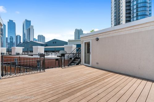 419 Grand Ave, Chicago IL  60654-6454 exterior