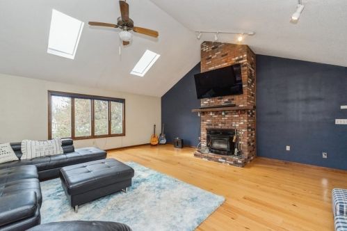 108 Greenmeadow Dr, Springfield, MA 01106-2308