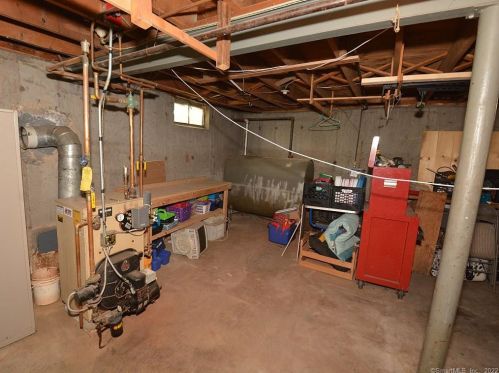 77 Jackson Rd, Enfield CT 06082-4137 exterior