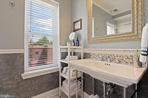 212 E St, Washington DC  20002-4923 exterior