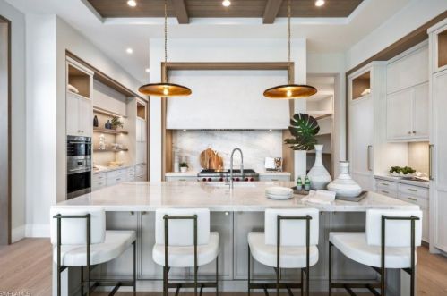 700 Tamarind Ct, Naples FL 34119 exterior