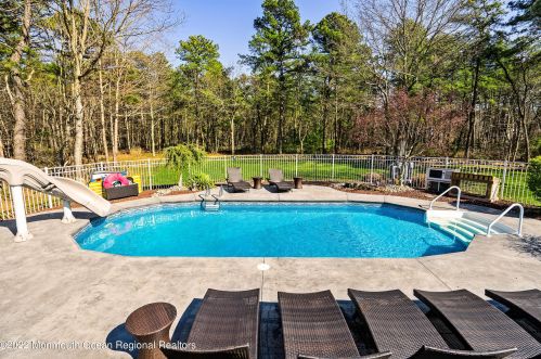 4 Country Rd, Jackson Twp NJ 08527-3300 exterior