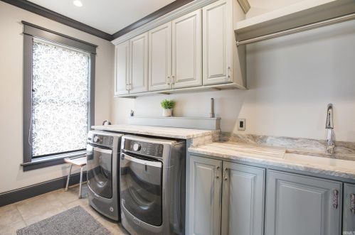 221 Mishawaka Ave, Mishawaka IN 46545-6015 exterior