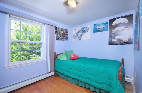 132 Walker St, Manchester CT 06040-4329 exterior