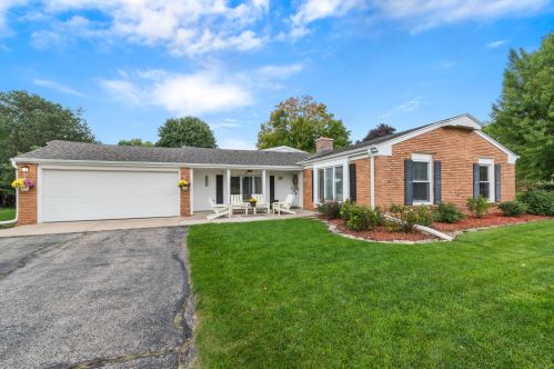 2415 Rochelle Ave, Milwaukee, WI 53209-2727