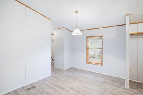 921 4 St, Mishawaka IN 46544-2703 exterior