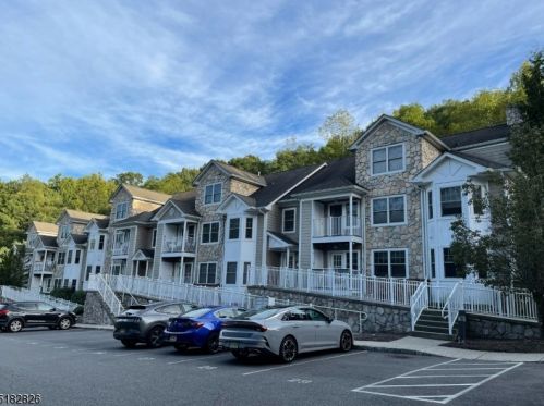 19 Hamburg Tpke, Kinnelon, NJ 07405-1512