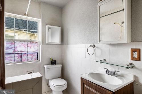 31 Clinton Ave, Camden NJ 08109-2006 exterior