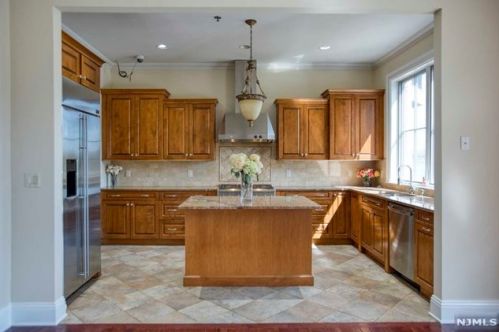 17 Moorings Ln, Edgewater NJ  07020-4301 exterior