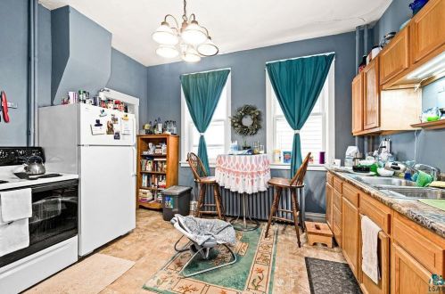 813 5 St, Duluth MN 55806-2329 exterior