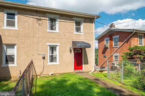 6 Diamond St, Chester, PA 19014-1413