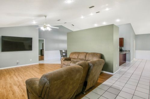 310 Rosewood Dr, Fort Pierce FL  34947-3424 exterior