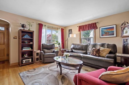 3425 19th St, Milwaukee, WI 53215-4913