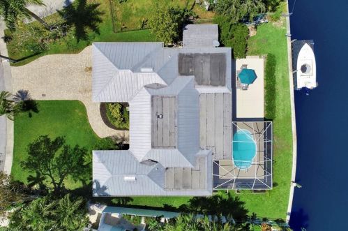 1765 Hbr Ln, Naples FL 34104-0317 exterior