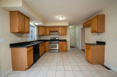 29 Pocantico Ave, Springfield MA 01109-1463 exterior