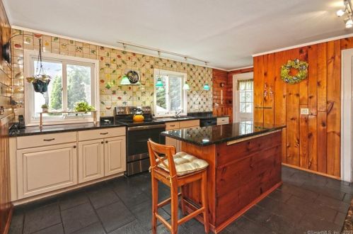 3 Hillcrest Ave, Milford CT 06460-7333 exterior