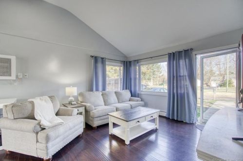 42 Apple St, Wallingford CT 06492-2904 exterior