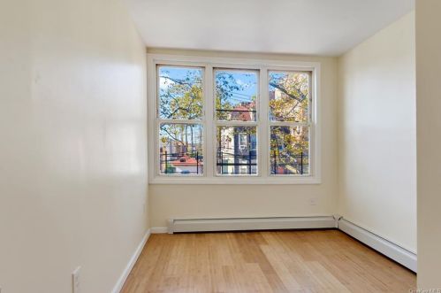 4256 Byron Ave, Bronx NY 10466-1516 exterior