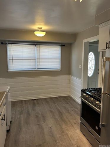 285 Maple Rd, Clawson MI  48017-1182 exterior