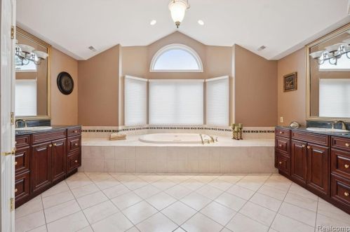 2511 Golf Crst Dr, Rochester MI 48309-4063 exterior