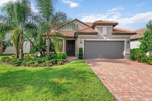 2755 Aviamar Cir, Naples, FL 34114-0097