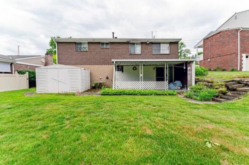 407 Mower Dr, Pittsburgh PA 15239-1750 exterior