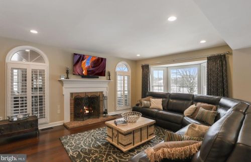 19840 Meredith Dr, Rockville MD 20855-2426 exterior