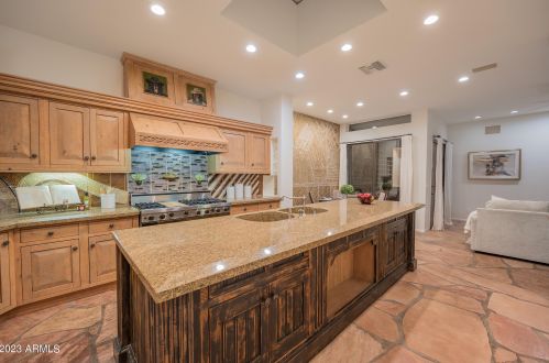 5761 Echo Canyon Cir, Phoenix AZ  85018-1270 exterior