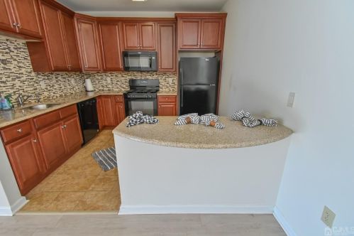 306 Regency Pl, Woodbridge NJ 07095-1036 exterior