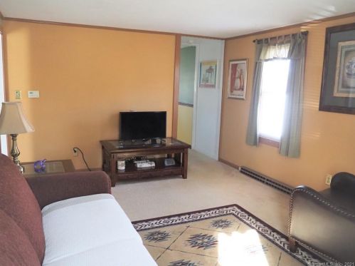 94 Hawthorne St, Manchester CT 06042-3021 exterior