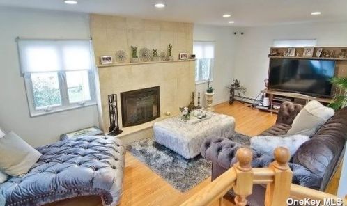 72 Shinbone Ln, Commack NY 11725-5517 exterior