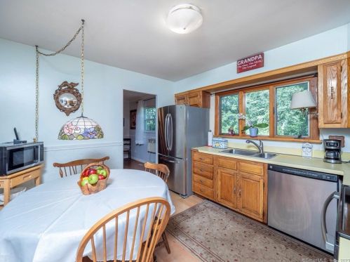 128 Deforest Rd, Wilton CT 06897-1910 exterior