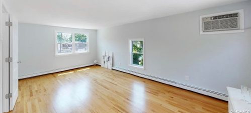 47 22 St, Huntington Station NY 11746-3240 exterior