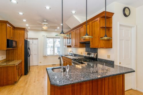 2106 Berwyn Ave, Chicago IL 60640-2008 exterior