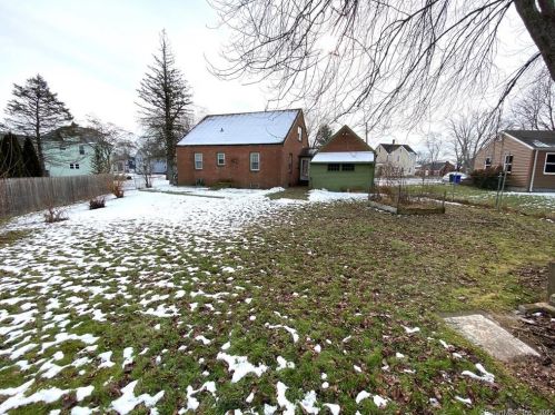 21 Pleasant St, Windsor Locks CT 06096-1439 exterior