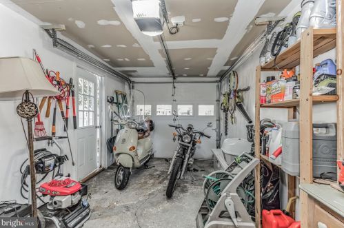 1612 Oakcrest Dr, Alexandria VA 22302-2337 exterior