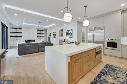 1422 Mayflower Dr, Mc Lean VA 22101-5615 exterior