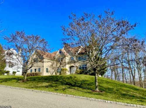 3 Bakley Ter, Town Center, NJ 07052-2169